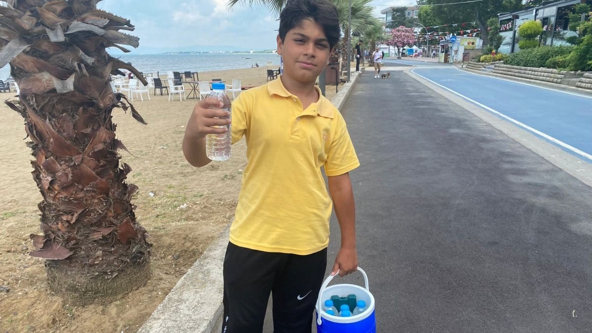 Yalova'da 13 yaşındaki çocuk, su satarak Mehmetçik Vakfı'na bağış yapıyor
