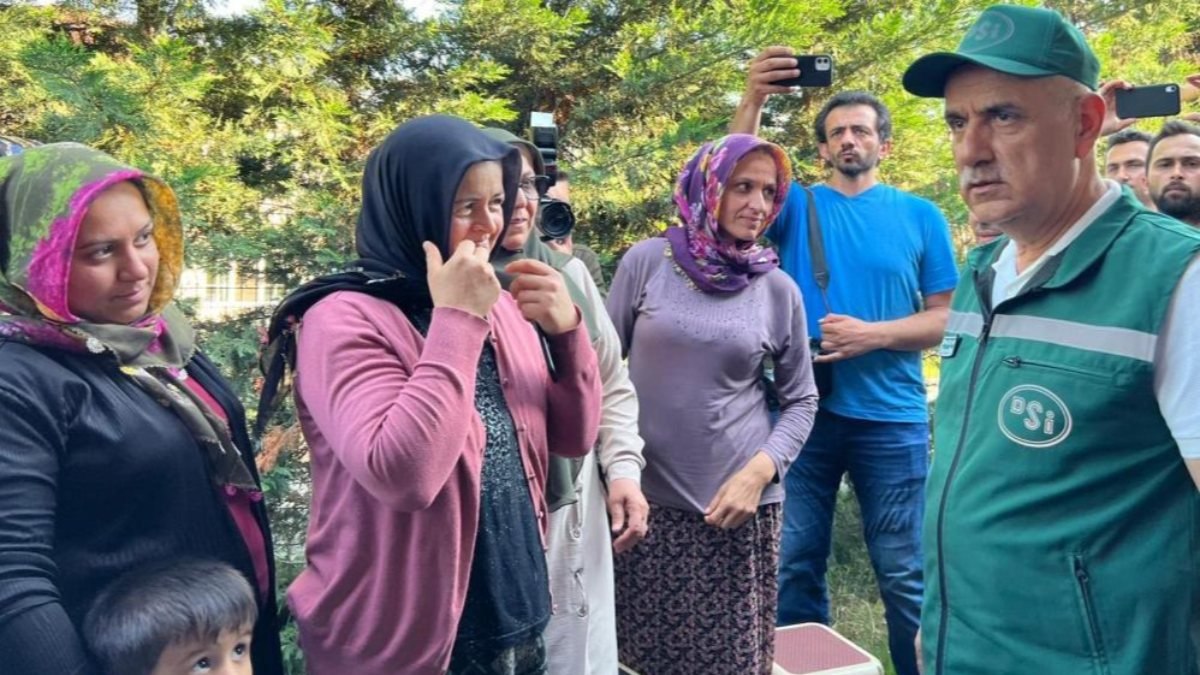 Vahit Kirişçi, selin yaşandığı Düzce'de incelemelerde bulundu