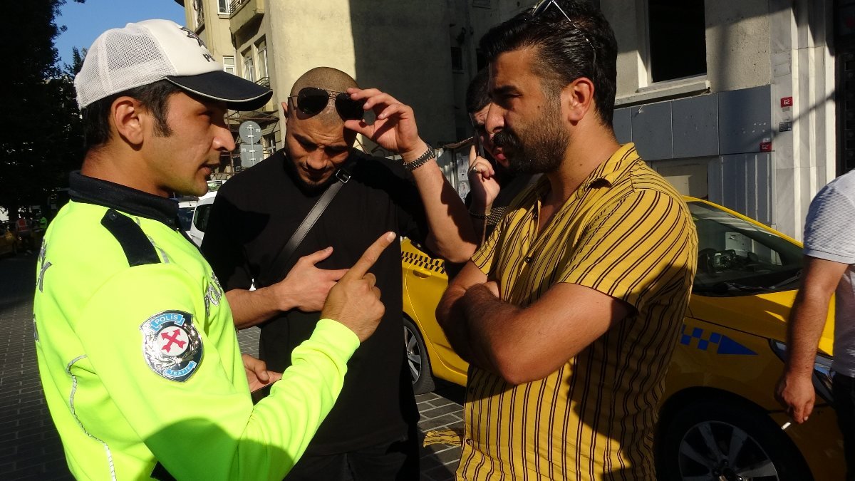 Taksim'de ehliyetsiz turistler polisin fotoğrafını çekti, rüşvet teklif etti