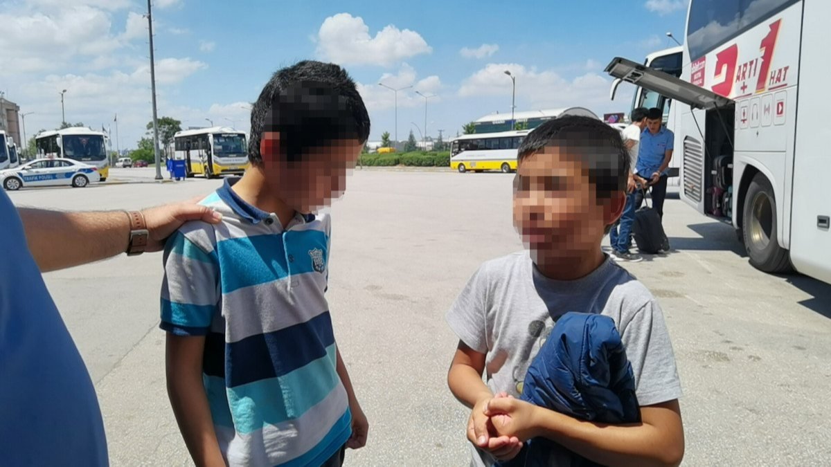 Bursa’da üvey babadan kaçan 2 kardeş, otobüste saklanırken fark edildi