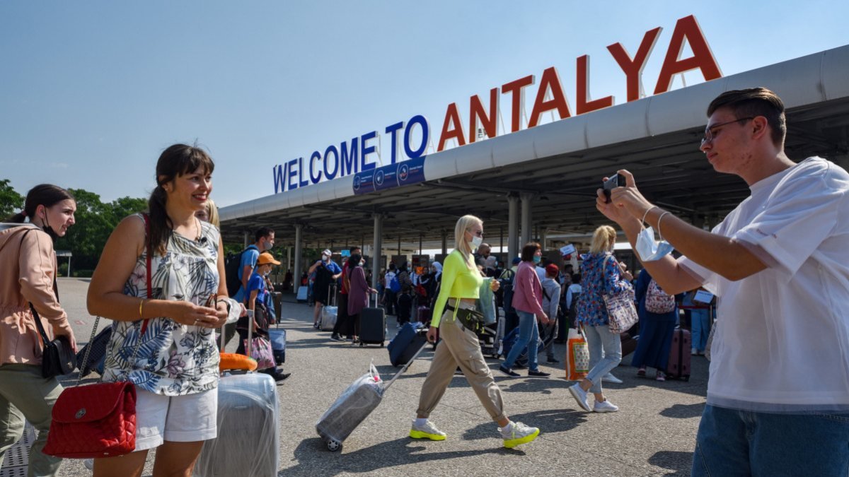 Antalya'ya haziranda 1,8 milyon turist geldi: Zirve'de Almanya var
