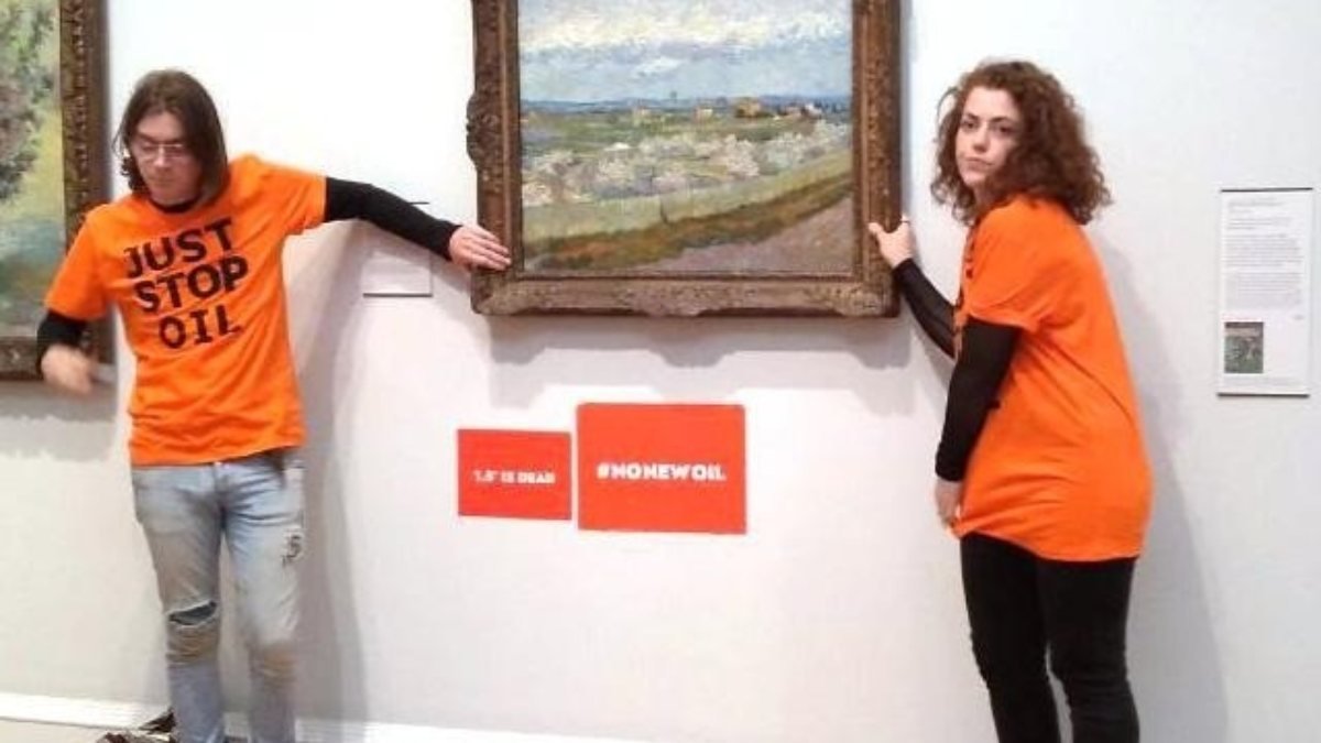 Londra'da iklim aktivistleri, ellerini Van Gogh tablosuna yapıştırdı