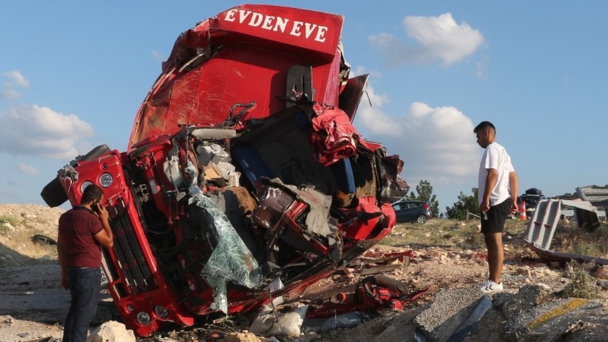 Mersin'de kamyon şarampole uçtu: 4 kişi öldü