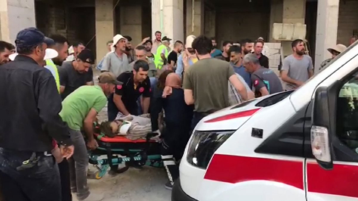 Elazığ'da ihbara geç geldiği iddia edilen sağlık ekipleri darbedildi