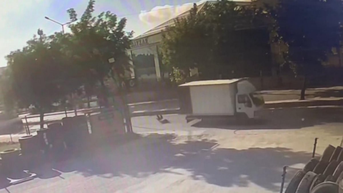 Arnavutköy'de işçinin kamyonet kasasından uçtuğu anlar