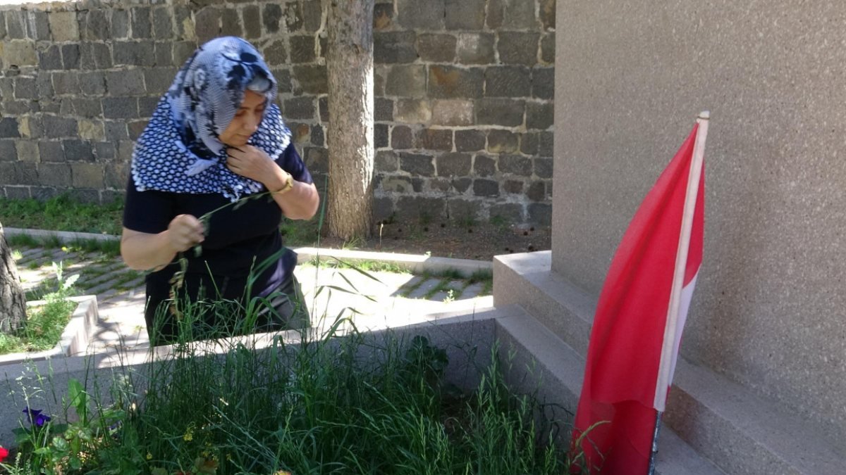 Azerbaycanlı kadın komutandan, Nene Hatun'un kabrine ziyaret