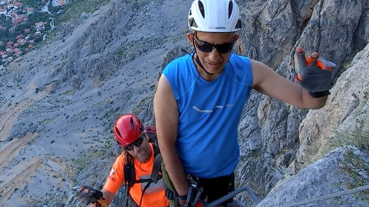 Görme engelli Türk dağcı Necdet Turhan, Erzincan'da Via Ferrata parkuruna tırmandı