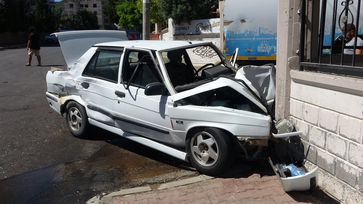 Adıyaman'da ehliyetsiz sürücü ortalığı birbirine kattı