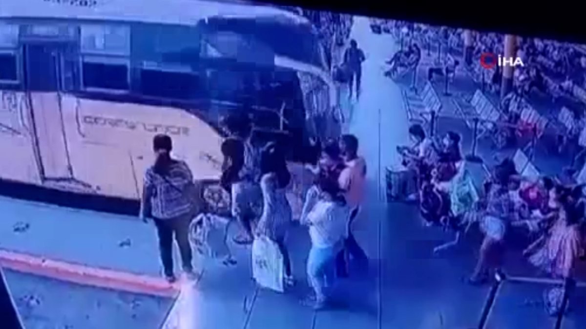 Filipinler’de otobüs, yolcuların arasına daldı