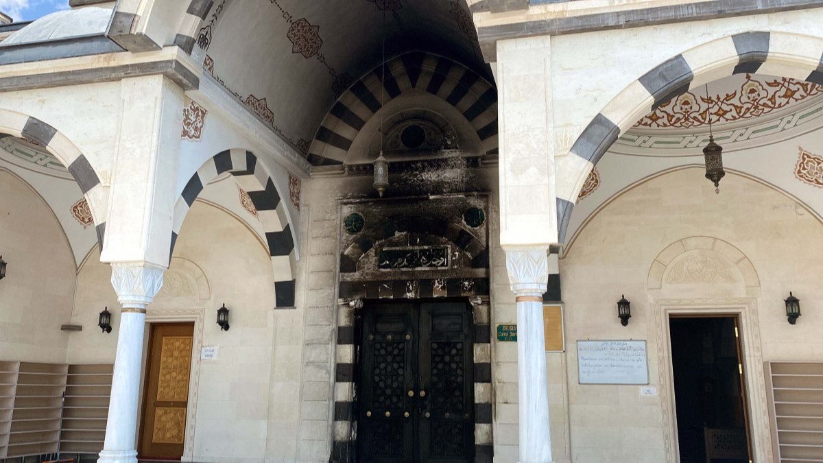 Gaziantep'te, cami kapısını yakan şahıs yakalandı
