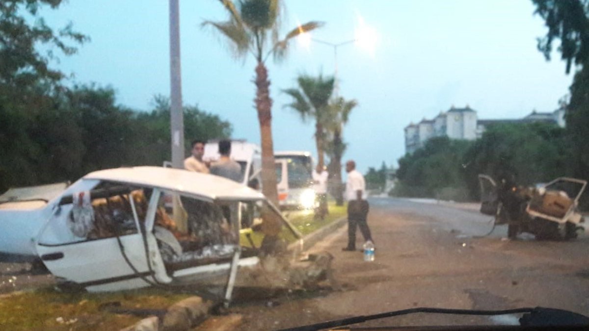 Antalya'da palmiyeye çarpan araç ikiye ayrıldı: 4 ağır yaralı