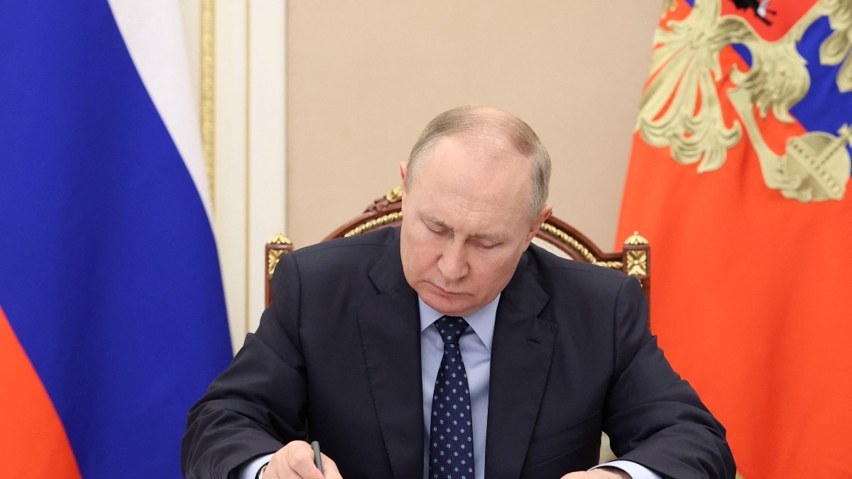 Putin, Rus vatandaşlığı alınmasını kolaylaştıran kararnameyi imzaladı