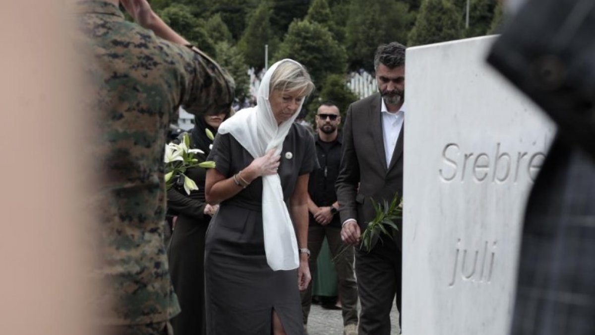 Hollanda’dan 27 yıl sonra Srebrenitsa kurbanlarının ailelerinden özür