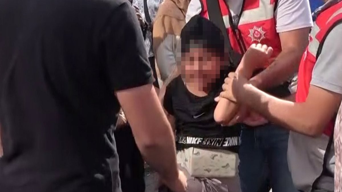 Taksim’de, hırsızlık yaparken yakalanan çocuk ortalığı birbirine kattı
