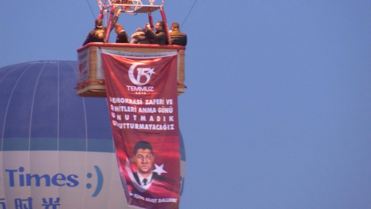 Kapadokya'daki balonlar, Ömer Halisdemir posteri ve Türk bayraklarıyla havalandı