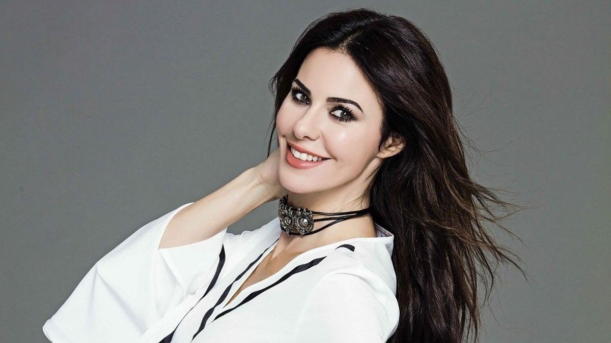 Defne Samyeli mayolu pozuyla genç kızlara taş çıkarttı! 'Sen nasıl 50 yaşındasın'