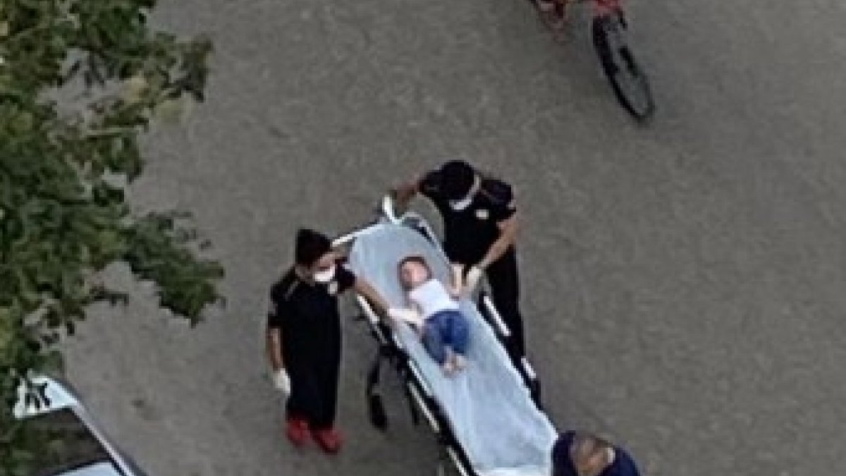 Adana'da 5’inci kattan düşen bebek yaralı kurtuldu