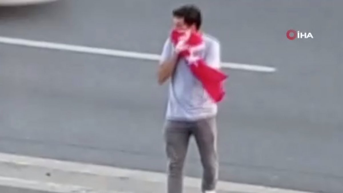 Esenyurt'ta bir kişi araçtan düşen Türk bayrağı için canını hiçe saydı