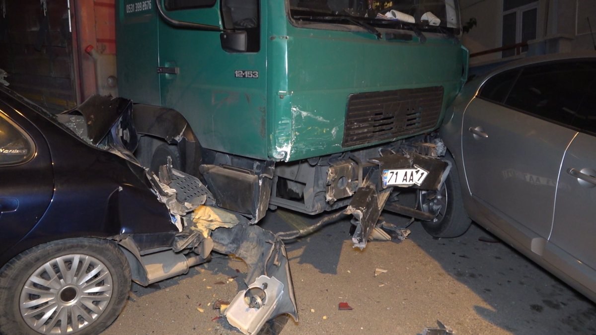 Kırıkkale'de kamyonun freni boşaldı: 9 araç zarar gördü