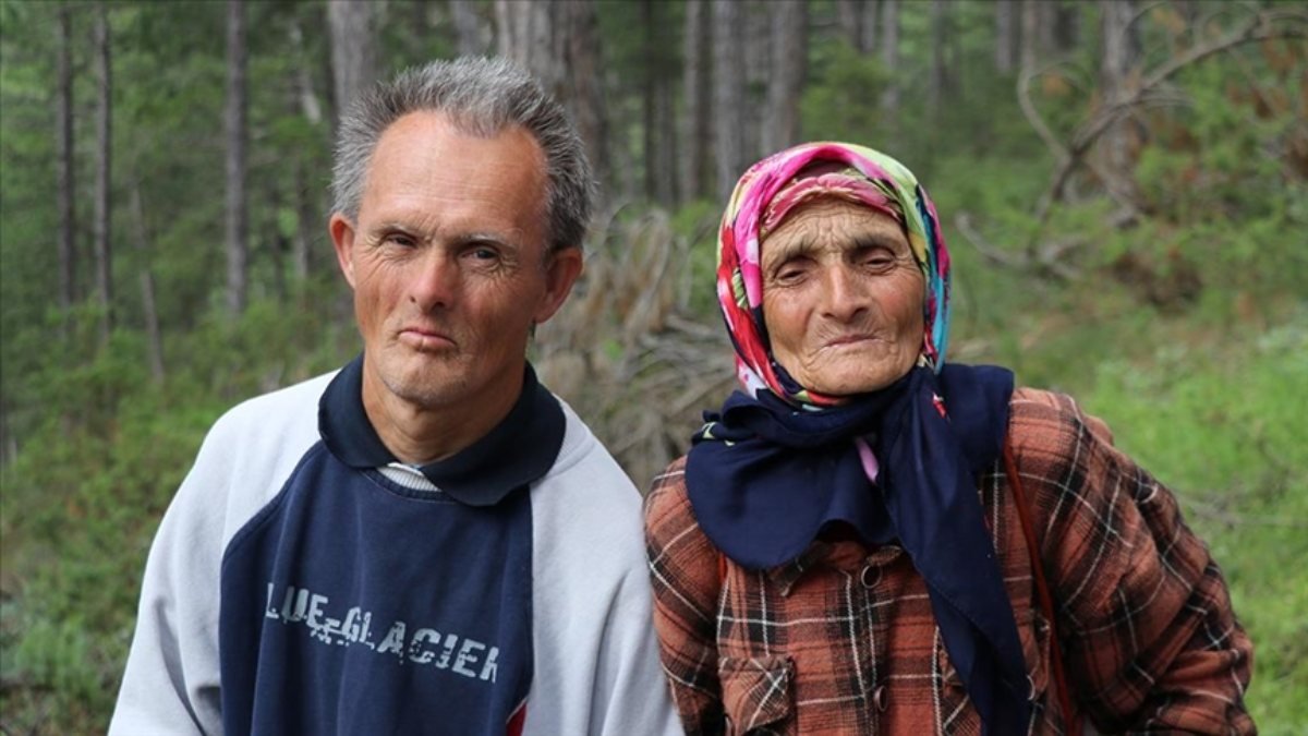 Bolu'da engelli oğluyla 40 yıldır çobanlık yapıyor