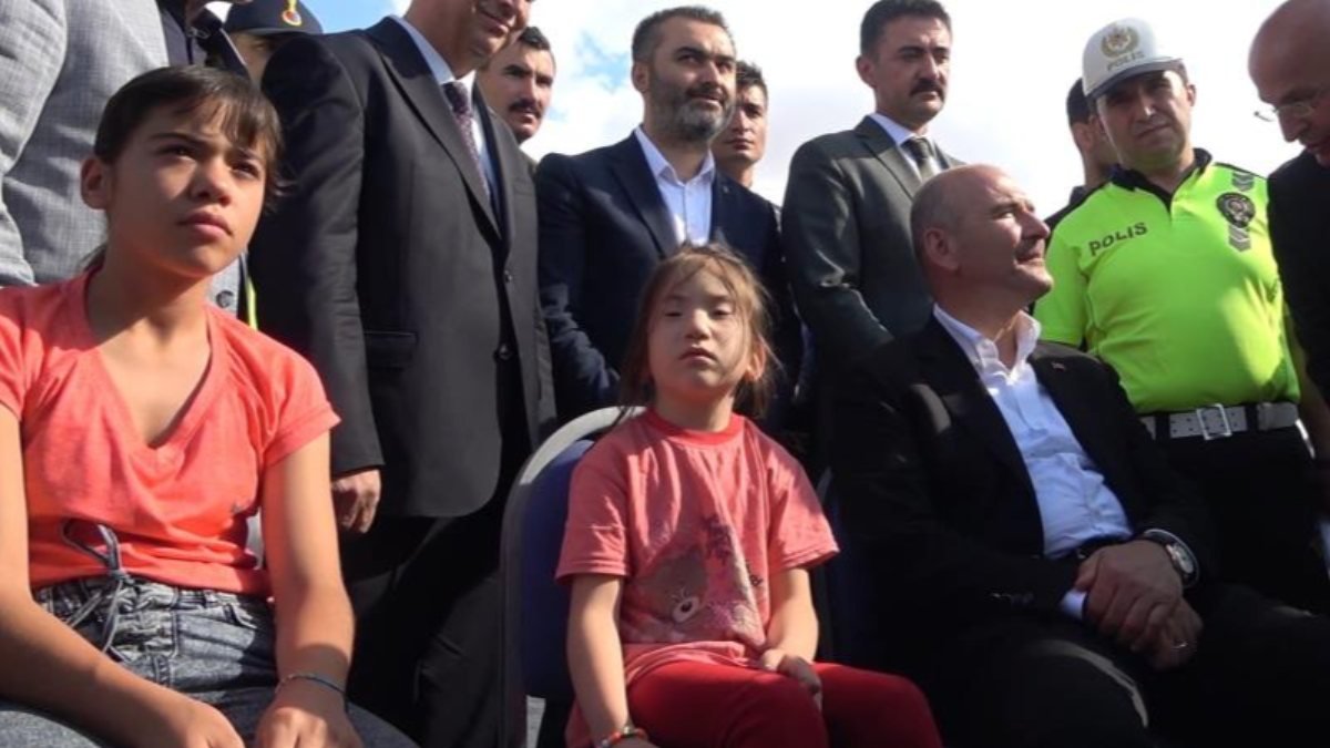 Süleyman Soylu, 'trafik tayfa' aracında çocuklarla çizgi film izledi