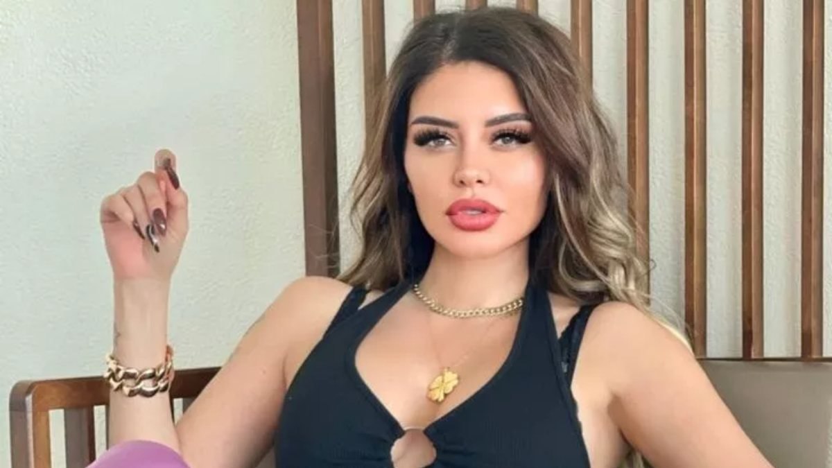 Asansörde öyle bir poz verdi ki... Ebru Polat nefes kesti!
