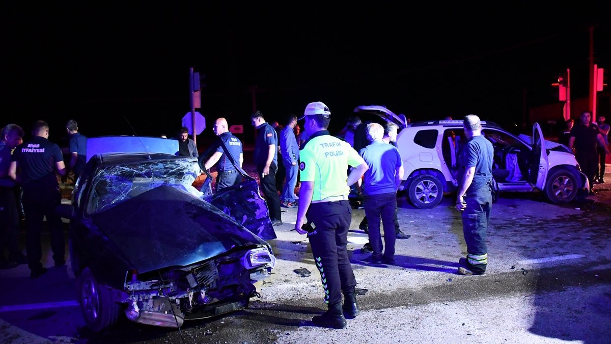 Sivas'ta 2 araç çarpıştı: 1 ölü 9 yaralı