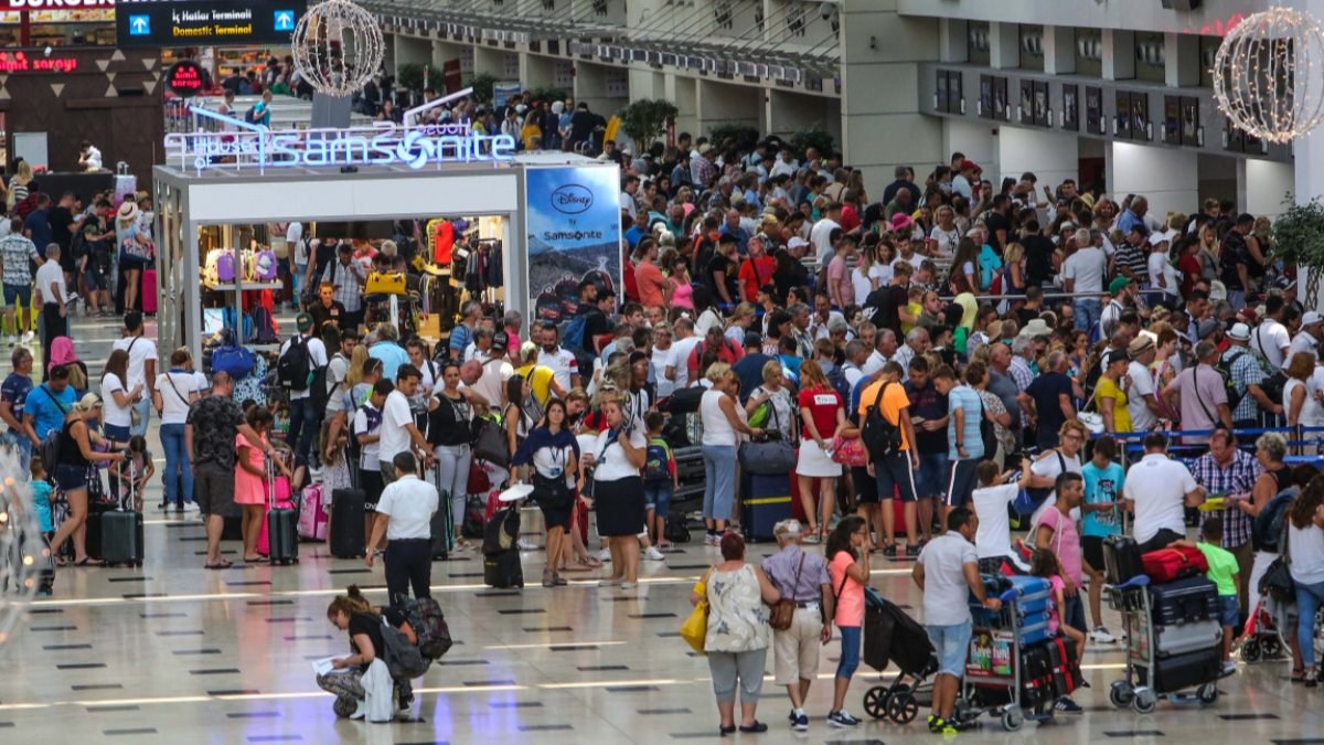 Antalya'ya yılın ilk 6 ayında 5 milyona yakın tatilci geldi