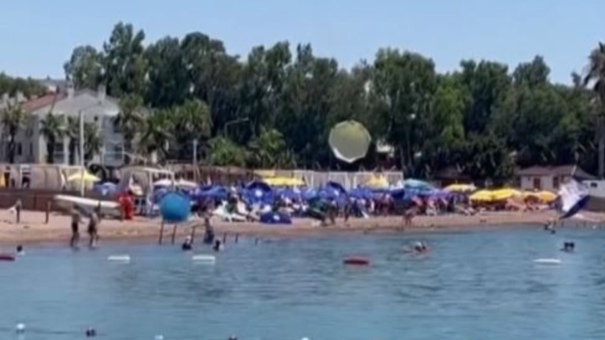 Antalya'da plajdaki şemsiyeler havaya uçtu
