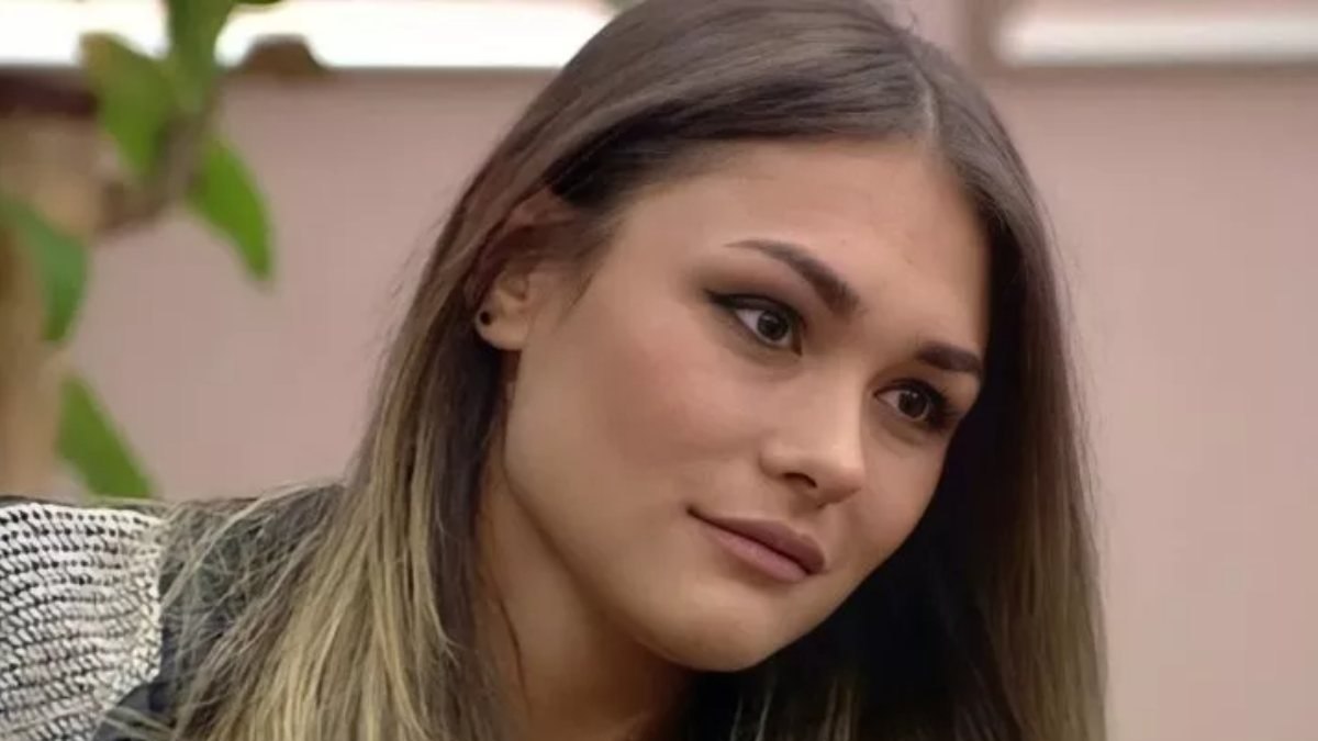 Kısmetse Olur'un Hazal'ı mayosunu giydi, sere serpe kayalıklara uzandı! Dudak uçuklatan kareler...