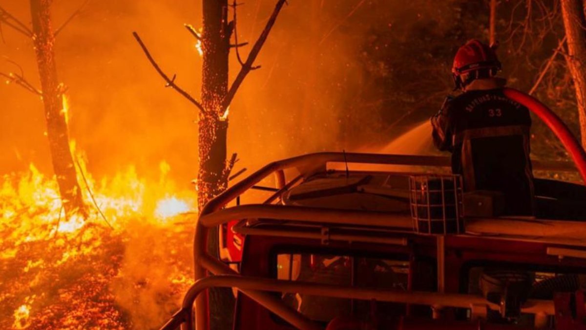 Fransa'da devam eden yangında 19 bin 300 hektarlık alan kül oldu