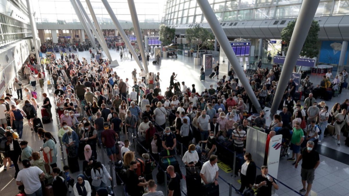 Avrupa havaalanlarındaki personel sorunu bağlantı uçuşlarını etkiliyor