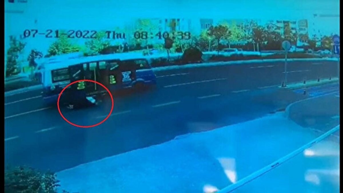 Ankara'da kapısı açık ilerleyen minibüsten düşen kadın yaralandı