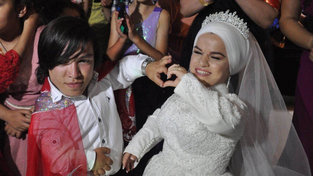 Gümüşhane'de sosyal medyada tanışan 108 santim boyundaki çift evlendi