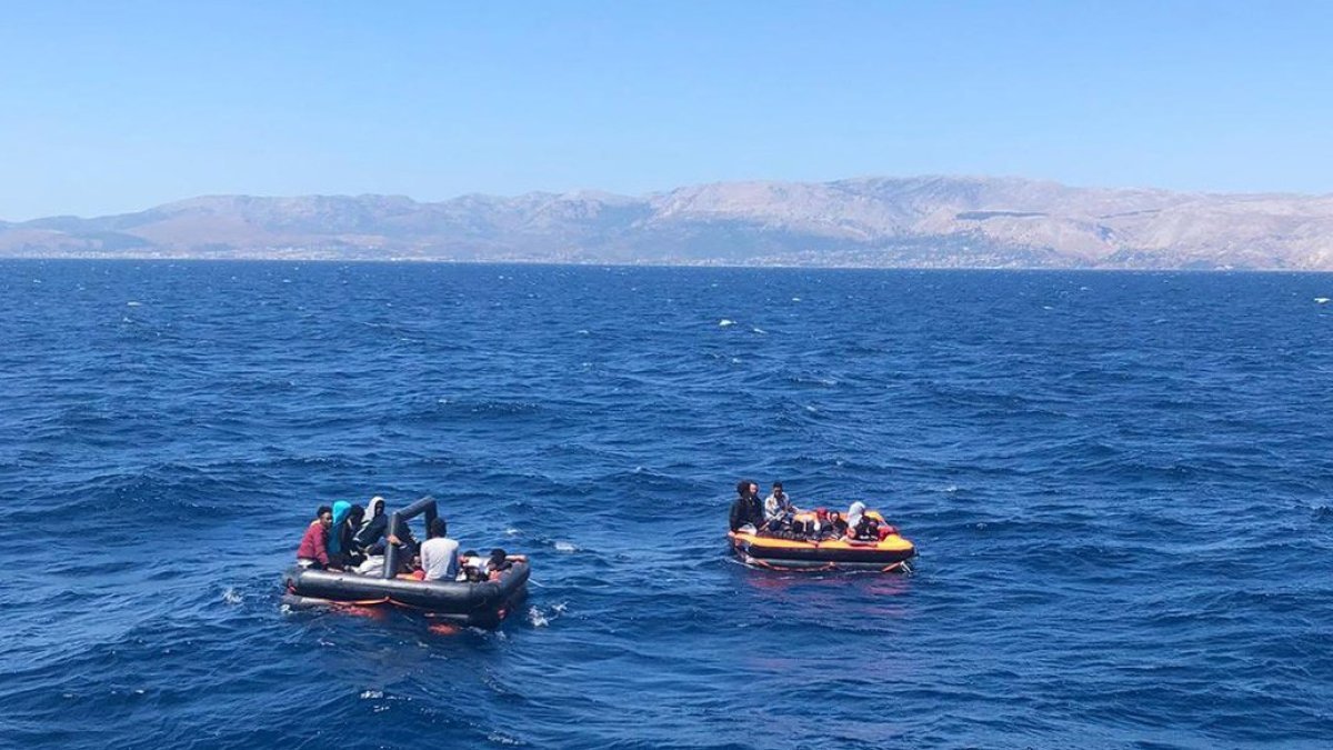Çeşme açıklarında 45 göçmen kurtarıldı