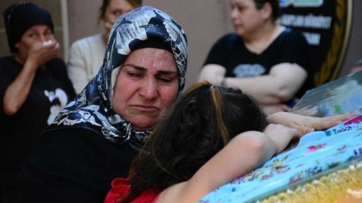 Kocaeli'de bir genç kız, babasının öldürdüğü annesinin tabutuna sarılıp ağladı