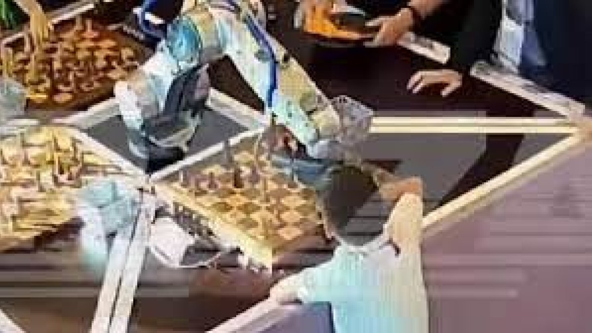 Rusya'da satranç robotu, çocuğun parmağını ezdi