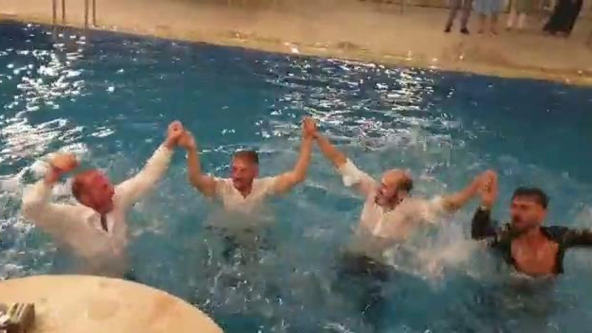 Düzce'de düğünde çılgınca eğlenip havuzda horon oynadılar