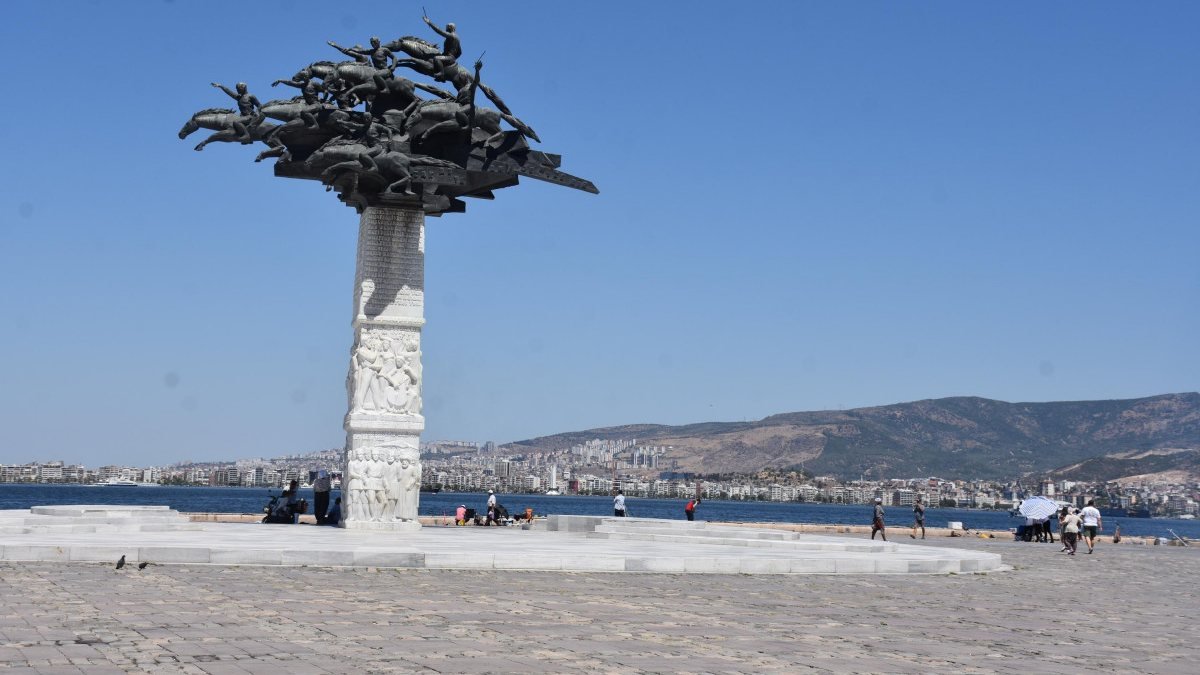İzmir'de termometreler 38 dereceyi gösterirken Kordon boyu boş kaldı