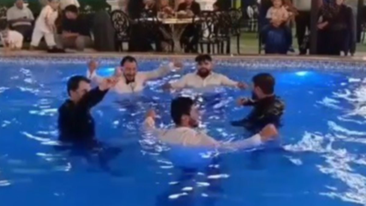 Bursa'da havuza atılan damat arkadaşlarıyla çiftetelli oynadı