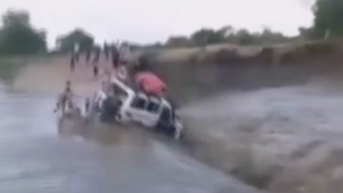 Sudan’da bir araç, şiddetli yağış nedeniyle sele kapıldı