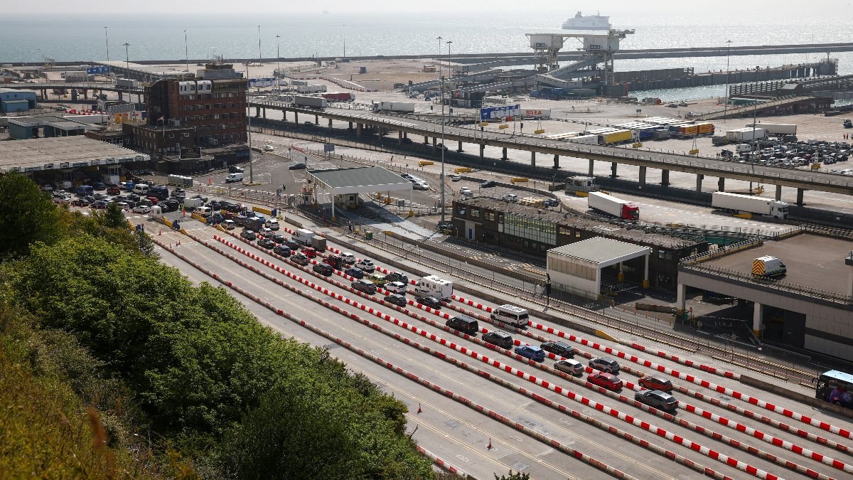 Dover Limanı'ndaki yoğunluk için yolculara erken gelin çağrısı