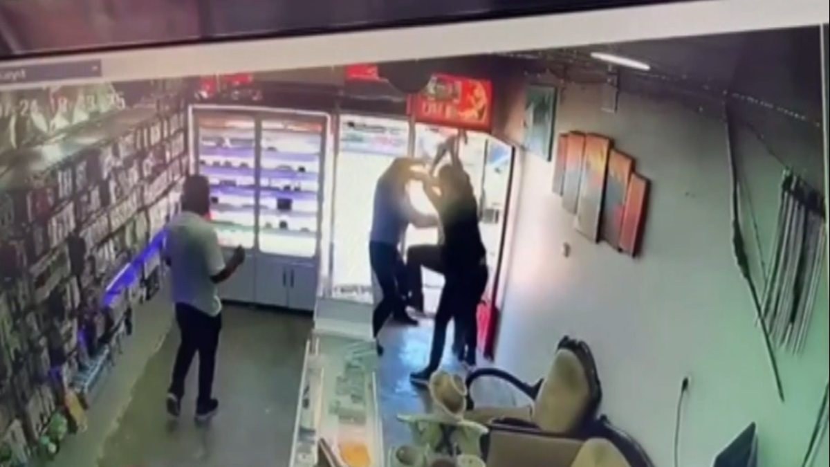 Şanlıurfa'da telefon dükkanında satırlı ve keserli saldırı