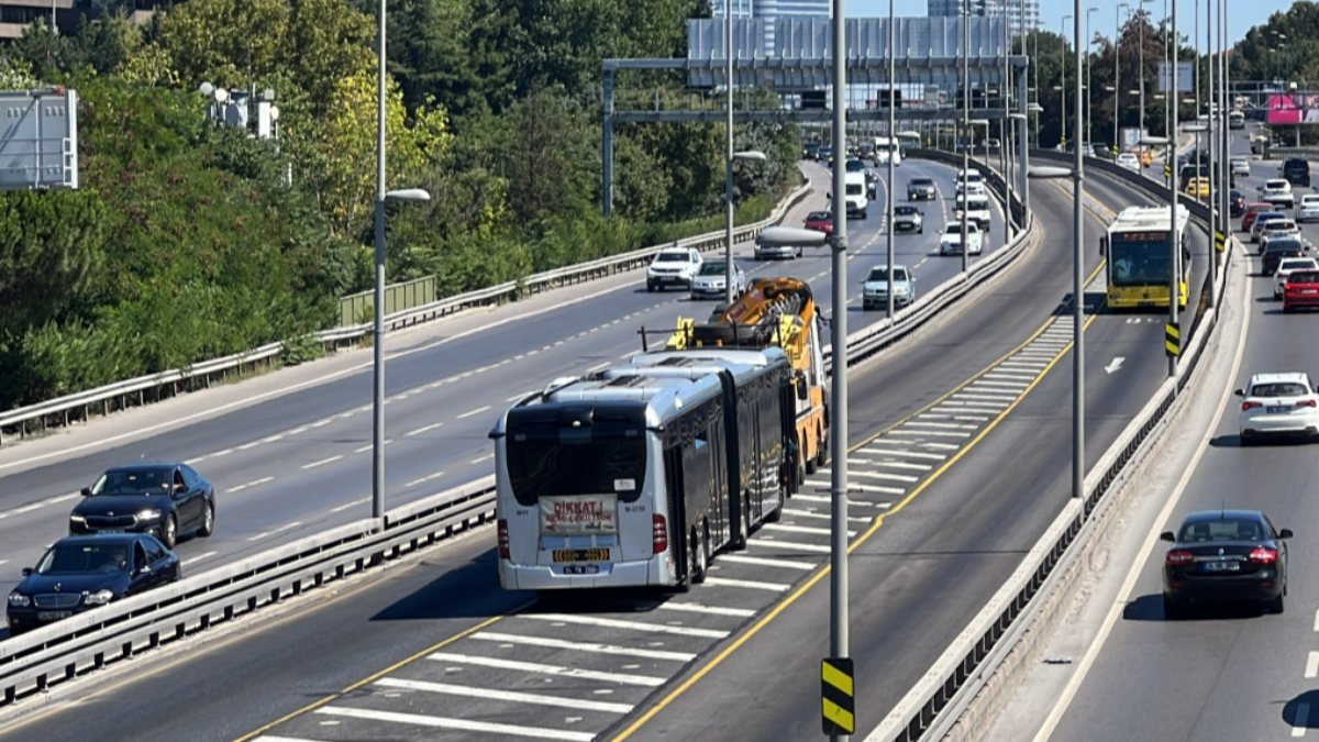 Üsküdar'da peş peşe 2 metrobüs arızalandı