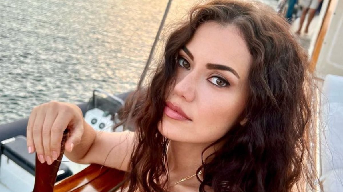 Fahriye Evcen minicik büstiyeriyle fiziğini sergiledi! Teknede görenler büyülendi....