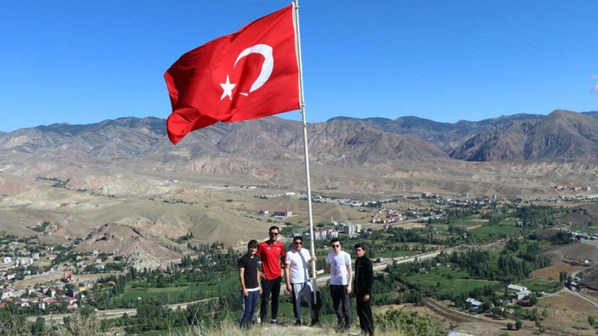 Erzurum'da dağın zirvesindeki yıpranan Türk bayrağını değiştirdiler