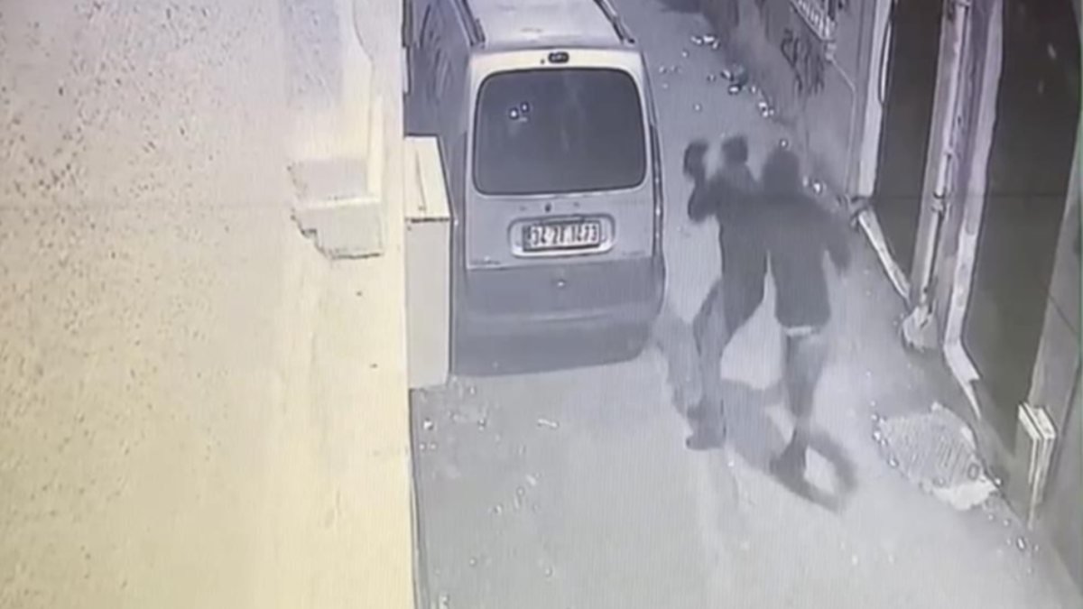 Beyoğlu'nda genci vuran şahıslar kendi aralarında kavga ederken yakalandı