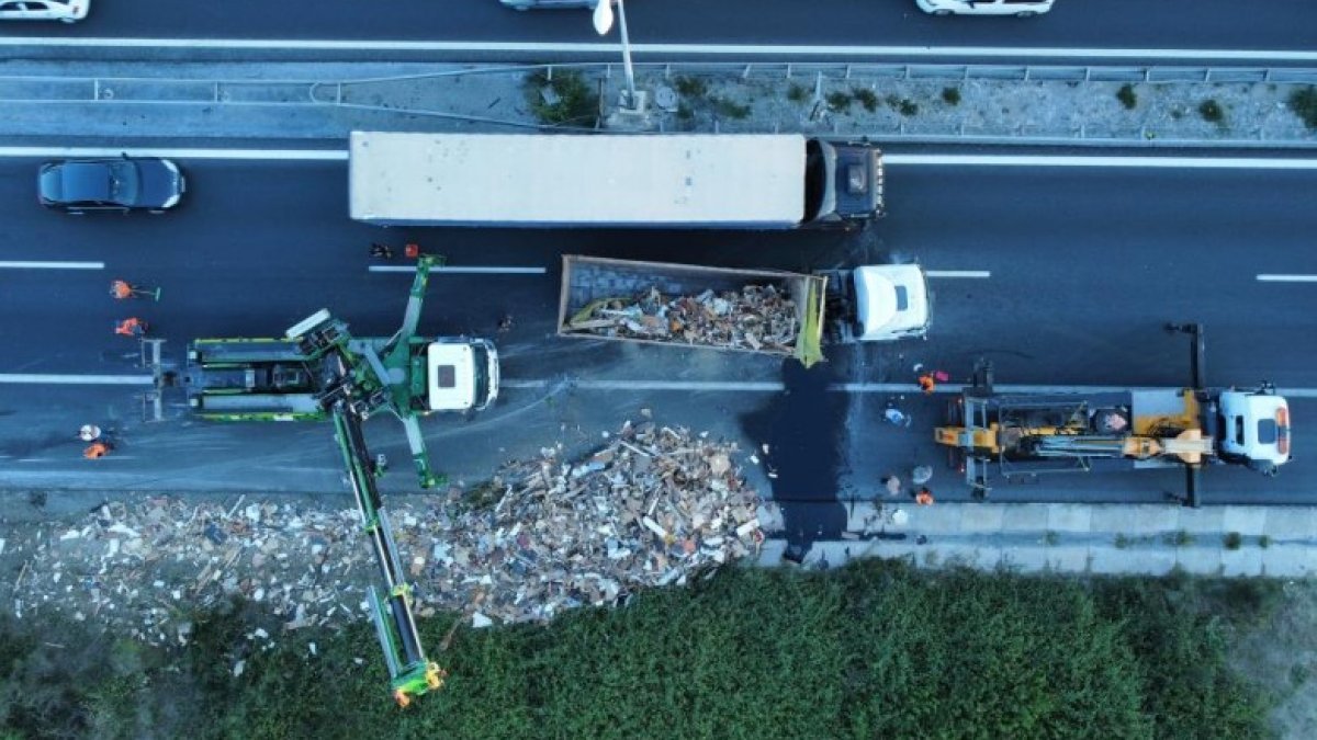 İstanbul TEM Otoyolu'nda damperi kalkan hafriyat kamyonu yola devrildi