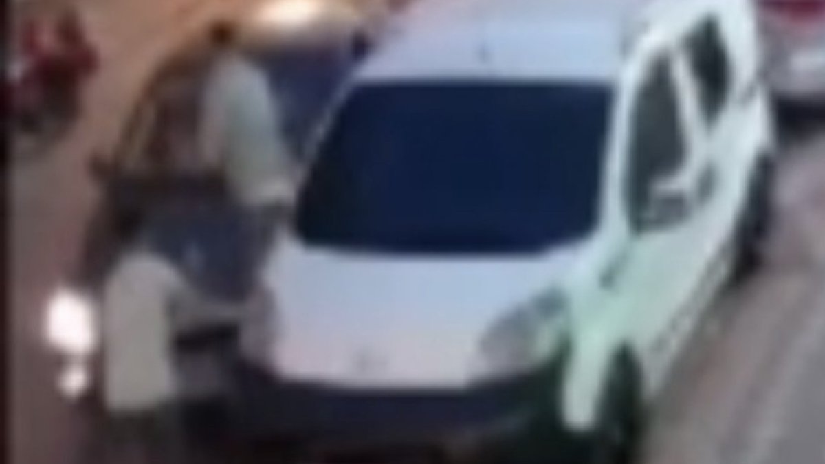 Zeytinburnu’nda otomobiliyle çarptığı genci ezmeye çalıştı