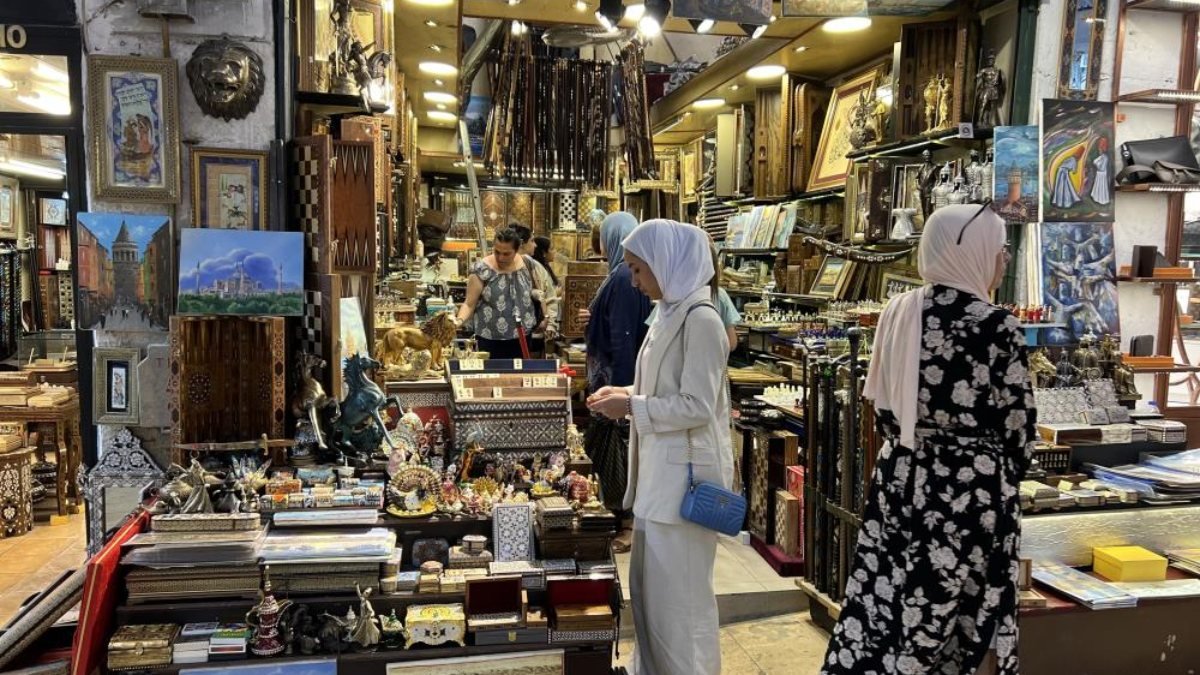 Suudi turistler Kapalıçarşı'ya akın etti: Altına ilgi yoğun